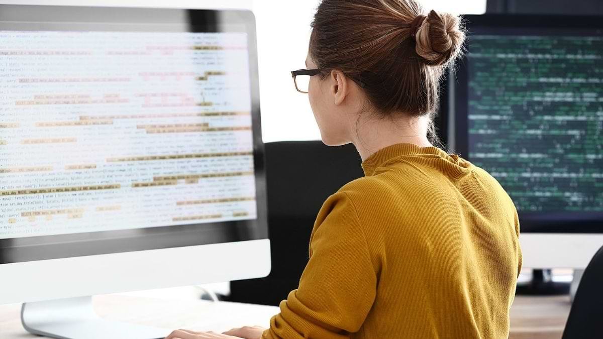 Software Development Courses Guide: Benefits, Types & Courses